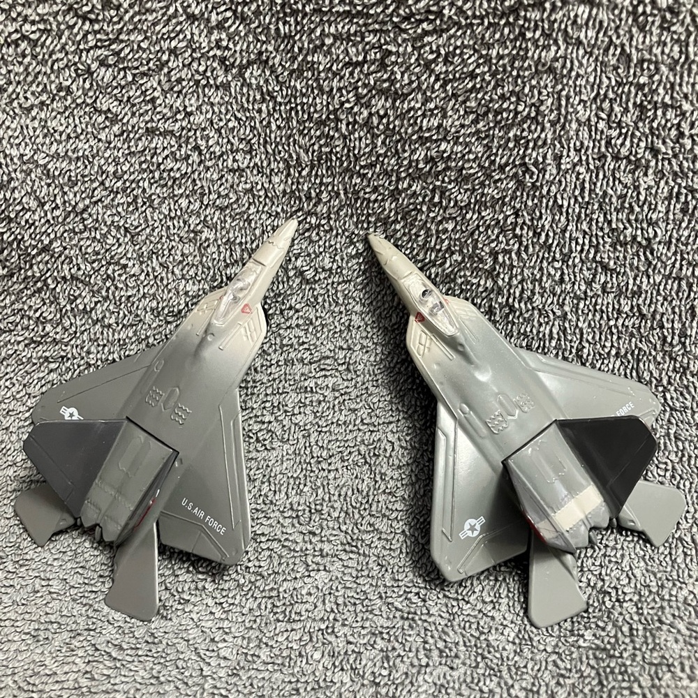 Lot of 2 LOCKHEED F-22 STEALTH FIGHTER JET AIRPLANE DIE CAST MODEL ZEE TOY